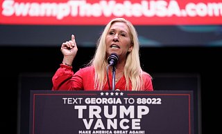 Vergangenes Jahr machte die Hardlinerin noch eifrig Wahlkampf für Trump. (Archivbild) - Evan Vucci/AP/dpa