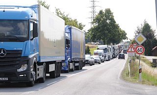 Stau auf der Bundesstraße - nach der Eröffnung der A 33 soll das Bild endgültig der Vergangenheit angehören. - Anja Hanneforth