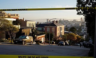 Polizei Absperrband blockiert nach dem Angriff die Straße vor dem Haus von Nancy und Paul Pelosi in San Francisco. - Eric Risberg/AP/dpa