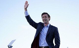 Medienberichten zufolge setzt sich der demokratische Kandidat Jon Ossoff gegen den bisherigen republikanischen Amtsinhaber David Perdue durch. - Foto: Carolyn Kaster/AP/dpa