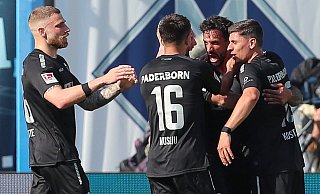 SCP-Torschütze Adriano Grimaldi (2. v. r.) lässt sich nach seinem 2:1-Siegtreffer feiern. Mit ihm jubeln (v. r.) Koen Kostons, Visar Musliu, Kai Klefisch (verdeckt) und Felix Platte, der zuvor das 1:1 erzielt hatte. - IMAGO/Jan Huebner