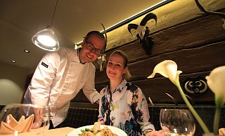 Gastgeber: Chef Ingo Seidensticker und seine Frau Eva-Maria Iselin im Germanenhof, vor ihnen der Kaninchenrücken. - Tobias Schreiner