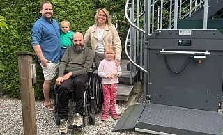 Halten zusammen: Alexander Schulz (Mitte) mit seinem Schwager André Friske und Neffe Nico (links) und seiner Schwester Sylvia und Nichte Isabell. Nicht im Bild sind Mutter Annely Schulz und Bruder André Schulz. - Foto: privat