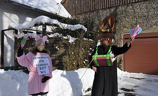 Mit selbst gebundenen kleinen Tulpensträußen wollen Maria Kisters (11, von links) und Wolfgang Reker, erster Vorsitzender des Kaninchenzuchtvereins Gehrden, am Karnevalssonntag für etwas Frohsinn in Gehrden sorgen. - Helga Krooß