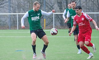 Dornbergs Mitja Schierbaum (l.) lässt seinen Gegenspieler stehen. Boris Glaveski und René Schäfer eilen hinzu. - Andreas Zobe