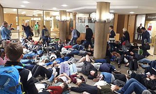 Schüler und Studenten haben gegen kurz vor 17 Uhr das Rathaus blockiert. Die Politiker mussten durch die Leute "hindurchsteigen". - Ingo Kalischek