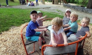 Hohe Drehzahl: Mattis (4), Emmi (1), Elsa (1), Lena (3), Jonathan (4) und Charlotte (1) (v.l.) hatten allerdings unterschiedliche Meinungen, wie schnell das Karussell fahren sollte. - Wolfgang Rudolf