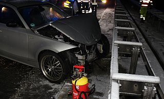In der Nacht zum Montag war der Fahrer im Bereich des Rastplatzes Wewelsburg auf der A 44 verunglückt. - Autobahnpolizei Bielefeld