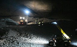 Die Retter mussten sich zu dem Tier abseilen, um es aus dem Steinbruch zu holen. - Andreas Eickhoff