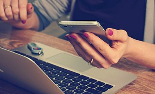 Hotline und Homepage - Betroffene auf der Suche nach Informationen (Symbolbild). - Pixabay/Firmbee
