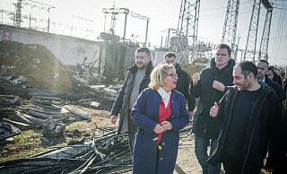 Svenja Schulze (m.) im Gerpräch mit Oleksandr Kubrakov (r.), Vize-Premierminister der Ukraine und Wiederaufbauminister. - Kay Nietfeld/dpa
