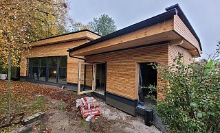 Fügt sich ein: Das Blockhaus ist rundum mit Lärchenholz verkleidet. Die Saunagäste schauen ins Grüne auf eine Linde und Birken. - Ludger Osterkamp