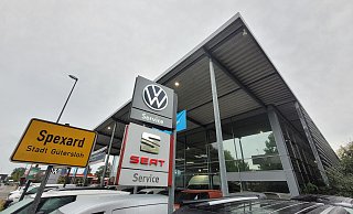 Direkt hinter dem Ortsschild: Der Lebensmittelhändler Schenke zieht in die Hallen des Nutzfahrzeugzentrums von Mense in Gütersloh ein, sobald dieser seinen Neubau am Hüttenbrink fertig hat. - Ludger Osterkamp