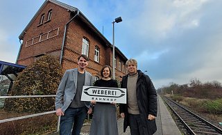 Das Bürgerkiez-Team mit den GeschäftsfSteffen Böning, Jana Felmet und Andreas Oehme wird den "Weberei Bahnhof" in Borgholzhausen aufbauen. - Marc Uthmann