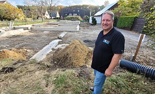 Thomas Müller (54) errichtet die Häuser auf dem Nachbargrundstück. - Ludger Osterkamp