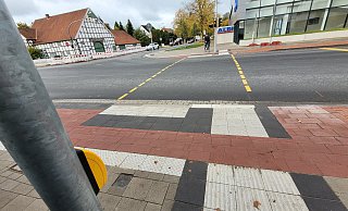 Wer hier nicht drückt, steht lange: Die neue Bettelampel an der Brockhäger Straße, gegenüber vom Aldi. - Ludger Osterkamp