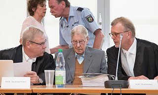 Der Angeklagte Reinhold Hanning zwischen seinen Anwälten Andreas Scharmer (l) und Johannes Salmen auf der Anklagebank. - dpa