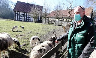 Für die Tierpfleger - hier Markus Hinker - und ihre Schützlinge ist die ungewohnte Leere eine ganz neue Situation.  - Wolfgang Rudolf