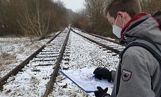 Ein Mitarbeiter eines Umweltplanungsbüros verschafft sich einen Überblick über den Bewuchs am Anschlussgleis des ehemaligen Atomkraftwerks Würgassen. - BGZ