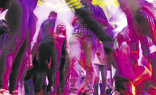 Unangenehm: Vor der Begegnung mit jungen Männern in Gruppen haben viele Partygängerinnen nachts Angst. Warum ausgerechnet überproportional viele Männer mit Migrationshintergrund in diesem Zusammenhang auffallen, hat tiefere Gründe. - dpa