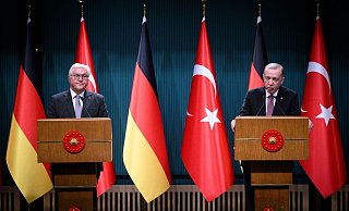 Bundespräsident Frank-Walter Steinmeier (l) und der türkische Präsident Recep Tayyip Erdogan äußern sich bei einer Pressekonferenz nach ihrem Gespräch im Präsidialpalast. - Bernd von Jutrczenka/dpa