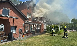 Am Hövelhofer Fichtenweg griffen die Flammen bis in eine Wohnung im Obergeschoss und den Dachstuhl des Hauses über. - Feuerwehr Hövelhof/Tim Kesselmeier