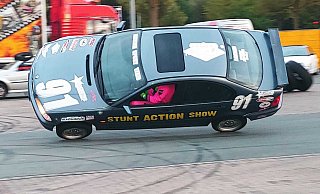 Dass man ein Auto auch auf zwei Rädern fahren kann, beweist Stuntman Dominik Lagrin jr. aka "DJ Quik". - Julian Hölscher