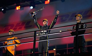 Als Verstappen (Mitte) bei der Siegerehrung jubelte, wusste er noch nicht, wie wertvoll sein Sieg noch werden würde. - John Locher/AP/dpa