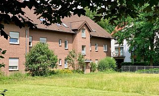 In einer Erdgeschosswohnung dieses Hauses in der Krakostraße hatte sich am Samstagmorgen das Verbrechen ereignet. - Ralph Meyer