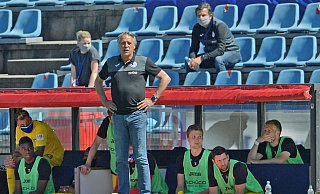 Arminia-Trainer Uwe Neuhaus (vorn) und Sportchef Samir Arabi (auf der Tribüne) sahen einen Sieg ihrer Mannschaft in Kiel und tags darauf Erfolge der Konkurrenz. - Thomas F. Starke/DSC Arminia