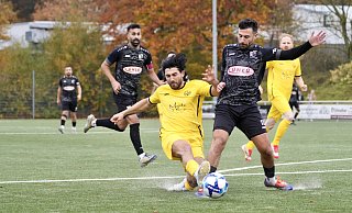 Türk Sports Atilla Parlar (r.) attackiert Heepens Tolga Dogan. Aus dem Hintergrund könnten Muhammet-Ali Özel und Vitaliy Kulpa noch eingreifen. - Peter Unger