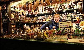 Bundesweit und lokal unterwegs: Der Verler Manfred Kisse verkauft Weihnachtsdeko und Kinderspielzeug aus Holz. - Robert Becker