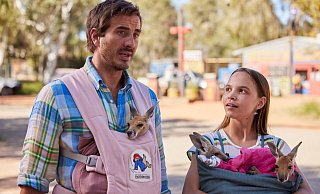 Plötzlich Känguru-Eltern: Wettermoderator Chris Masterman (Ryan Corr) und das Mädchen Lilly (Lily Whiteley). - Studiocanal