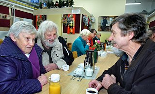 Gerda, Wilfried und Peter (v. l.) sind Stammgäste beim Bielefelder Tisch. Für sie gibt es hier Kaffee und Orangensaft, aber auch eine warme Mahlzeit. - Barbara Franke