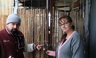 Olaf und Daniela Oberbremer sind fassungslos: ausgerechnet die täglich benötigten Laubbläser wurden unter weiteren Dingen aus dem verschlossenen Schuppen ihrer Minigolfanlage an der Sandbrede gestohlen. - Claus Frickemeier