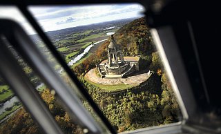 Blick aus dem Hubschrauber: Das Kaiser-Wilhelm-Denkmal bei Porta Westfalica. - Tyler Larkin