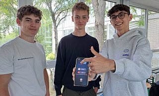 Frederik Schielke (v.l.), Julius Zimmer und Moritz Beckmann dürfen als Elftklässler ihre Händys im Ratsgymnasium benutzen, aber nur in bestimmten Bereichen. Verlassen sie die, muss das Smartphone ausgeschaltet werden. - Marion Pokorra