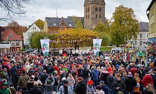 Volles Haus am vollen Marktplatz in Steinheim – das Bild wird es sicherlich auch zum Sessionsauftakt wieder geben. - StKG