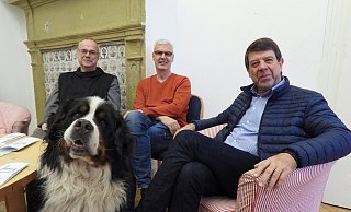 Die 6. Auflage der „Marienfelder Klostergespräche" stehen an: Pater Gottfried Meier, Hund Rulle, Albrecht Pförtner und Norbert Daut. Foto Gabriele Grund - Gabriele Grund