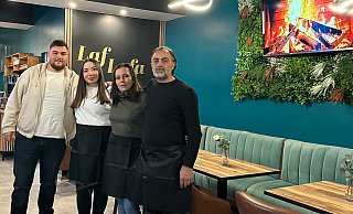 Das Familienprojekt kann losgehen: Serhat und Sinem Karabulut (l.) sowie Yesim und Tahsin Karabulut im neuen Café. - Laf Lafa