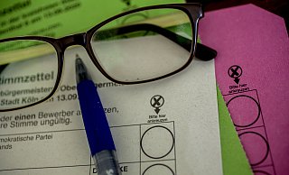 Wahlunterlagen zur Kommunalwahl 2020 in Köln liegen auf einem Tisch. Am 13. September 2020 werden in NRW Oberbürgermeister, Landräte, Stadträte und Kreistage gewählt. - picture alliance / Goldmann