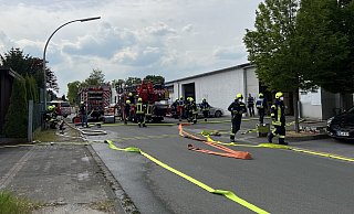 Den Brand auf dem Dach einer Halle bei dem Unternehmen Porozell konnten die Feuerwehrleute schnell löschen. - Thorsten Heß