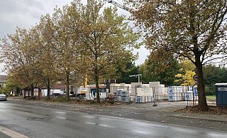 Neben der Sparkassen-Filiale in Bruchmühlen ist eine Baustelle. - Aileen Stuckmann