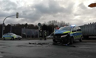 Beim Abbiegen von der Findelstraße auf die B482 in Hausberge ist ein Polizeiauto mit einem Lkw kollidiert. - Vasco Stemmer