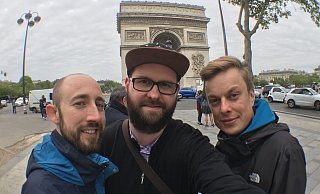 In Paris: Tom Sundermann (v.l.), Matthias Schwarzer und Joris Gräßlin auf der Prachtstraße Champs-Élysées, direkt vor dem Triumphbogen. - Matthias Schwarzer