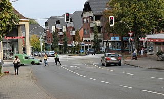 Ein Mini-Kreisel soll die Ampeln an dieser Lübbecker Kreuzung ersetzen, damit der Verkehr flüssiger fließen kann. - Jan-Henrik Gerdener