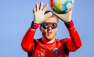SCP-Keeper Pelle Boevink stieg am Sonntag wieder ins Mannschaftstraining ein. Bei dieser Übungsform trug er eine Brille, die die Sicht einschränkt. - Besim Mazhiqi