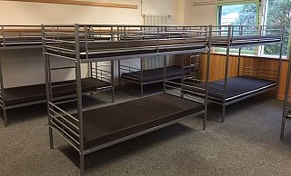 Ersetzen Feldbetten: Derzeit werden Doppelstockbetten in der Notunterkunft an der Jahnstraße aufgebaut. - Kreis Minden-Lübbecke