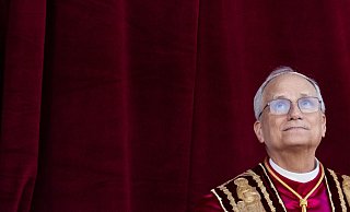 Der neu gewählte Papst Leo XIV., der US-Amerikaner Robert Prevost, erscheint nach dem Konklave auf dem Balkon des Petersdoms im Vatikan. - Marijan Murat/dpa