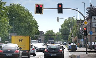 Auf der B61 in Gütersloh plant der Landesbetrieb Straßenbau den Bau einer neuen Ampelanlage. Vor fast einem Jahr wurde dort eine Schilderbrücke abgebaut und durch ein Provisorium ersetzt. - Andreas Frücht